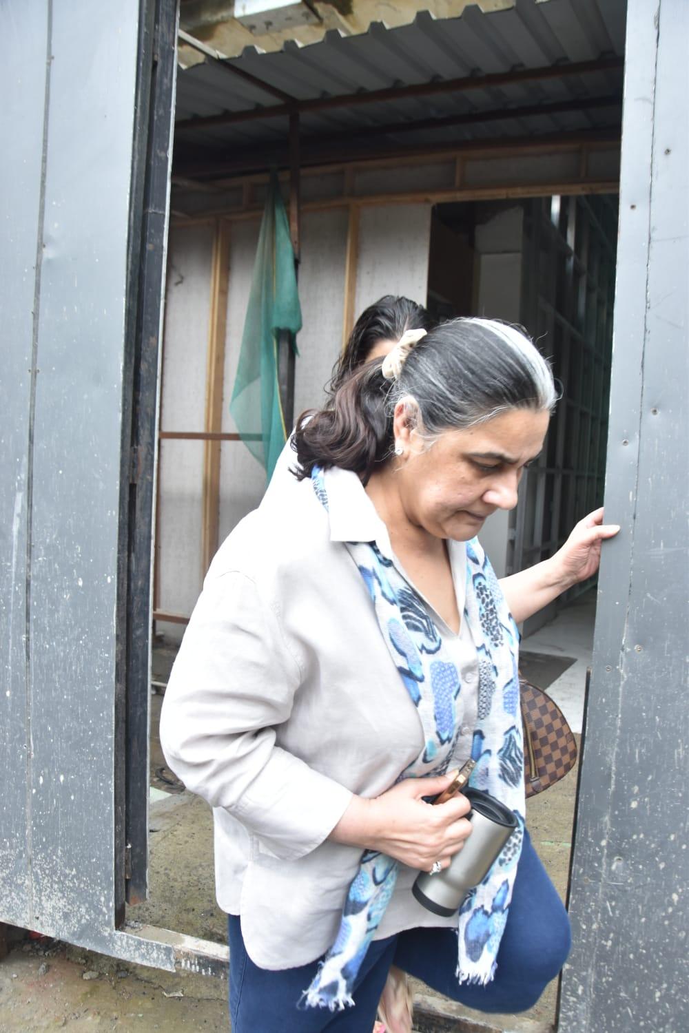 Amrita Singh was spotted spotted with her daughter Sara Ali Khan in an under construction building in Santacruz!